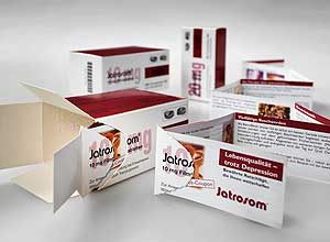 Eine Verpackungslösung von Edelmann Leaflet Solutions für das Antidepressivum "Jatrosom" von Aristo Pharma, die hohen Wert auf Convenience für den Patienten legt. Die integrierten  Patienteninformationen lassen sich einfach aus der Verpackung heraustrennen.