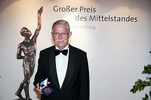 Eckhard Bluhm, Firmengründer und Geschäftsführer der Bluhm Systeme GmbH, mit der Ehrenplakette 2011 des "Großer Preis des Mittelstandes".