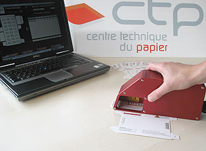 Das Braille-Messsystem ist eine Kombination von Handlesegerät mit hochauflösender Kamera,  die ebenso wie die Beleuchtung in das Gehäuse integriert ist sowie spezieller Auswertesoftware.