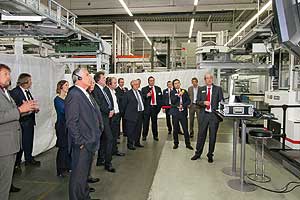 Viel Aufmerksamkeit schenkten die Anwesenden der Vorführungen bei Mondi Trebsen bei der Erläuterung der Materialflussautomation Easy-Flow von W&H.
