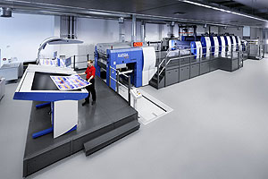 Die neue KBA-Offsetdruckmaschine in der Fertigungshalle bei Smurfit Kappa Herzberg.