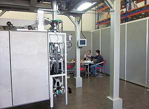 Das Vorführzentrum bietet die Möglichkeit, das Laufverhalten des eigenen Produkts mit der dazugehörigen Folie auf der Zenobia zu testen.
