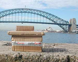 Auf Zwischenstation in Sydney: Die Verpackungen wirken leicht mitgenommen, aber äußerlich intakt.