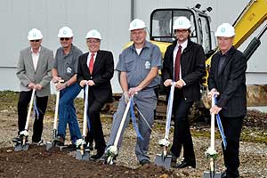 Beim ersten Spatenstich: (v.l.n.r.) Peter Scharfenecker (Technische Leitung), Anton Bayerle (Betriebsratsvorsitzender), Norbert Vogel (Werksleiter), Anton Hach (Leiter Instandhaltung), Martin Kraus (Werksverkaufsleiter) alle von SCA Packaging Nördlingen und Günther Diethei (Fima Eigner, Nördlingen).