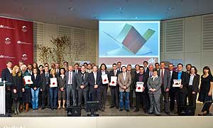 Eingebettet in ein festliches Programm mit zahlreichen Gästen und Gala erhielten 21 frisch gekürte Deutsche Verpackungspreisträger am 9. November Urkunde und Trophäe aus den Händen von Dr.-Ing. Wolfgang Barthel (Vorsitzender der Jury) und Burkhard Lingenberg (dvi-Vorstandsmitglied sowie Beiratsvorsitzender und damit Gesamtverantwortlicher des Deutschen Verpackungspreises). Die Preisverleihung fand im Rahmen der Messe BrauBeviale in Nürnberg statt und sah viele Persönlichkeiten der Branche.