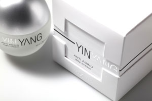 Deynique Cosmetics präsentiert sich mit YIN YANG - die erfolgreichste Markteinführung seiner Firmengeschickte - in Verpackungen der Edelmann Gruppe. Dezente Veredelungen, ungewöhnliche Konstruktion und reduziertes Design spiegeln das asiatische Weltbild der zwei gegensätzlichen Kräfte Yin Yang harmonisch und edel wider.