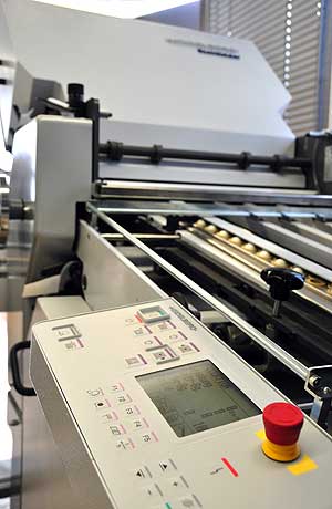Durch die neue Maschinensteuerung CCT werden die Falzmaschinen Stahlfolder Ti 52/Ti 36 über ein ergonomisch leicht zugängliches, übersichtliches Pult am Anleger bedient, und die Rüstzeiten pro Auftrag werden deutlich verkürzt.
