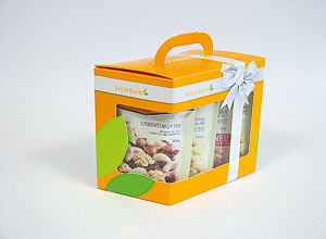 Ein großes, über Eck verlaufendes Sichtfenster ist wesentliches Kennzeichen der neuen Seeberger-Verpackung, die primär französische Verbraucher ansprechen soll. 
