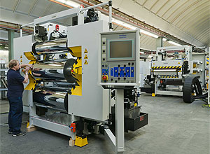 Zwei Glättwerke für Tiefziehfolienanlagen von Reifenhäuser Extrusion in der Montage.