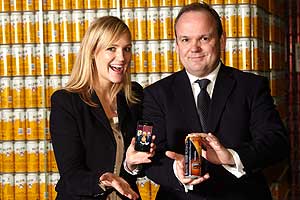 Larissa Laternser, Business Manager Soft Drinks, und Frank Sasse, Sales Director Central Eastern Europe, präsentieren den Goldmedaillen-Gewinner: Mit Smartphone und AR-App wird das Sprudeltier zum Leben erweckt.