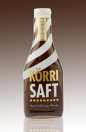 Der auffällige Sleeve der Körrisaft-Flasche in den Vereinsfarben  des 1. FC St. Pauli sorgt für eine gute Regalwirkung.