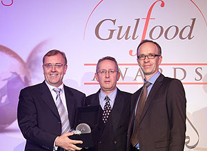 Freuen sich über den Gulfood Award in der Kategorie „Beste Innovation -Getränkeverpackungen“: Norbert Hoffmann, CMO und General Manager von SIG Combibloc Obeikan (links) und Martin Schmedes, Director Marketing & Business Development bei SIG Combibloc Obeikan (rechts). Überreicht wurde der Preis von David Harrison, Preisrichter im Gulfood Award und kaufmännischer Leiter der Processing and Packaging Machinery Association (PPMA Group).
