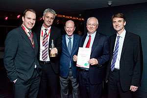 Supplier of the Year Award (v.l.n.r): Stephen Moorhouse und John Brock (Coca-Cola Enterprises) überreichen den Supplier of the Year Award an Thomas Haensch (Ball Packaging Europe) und Rob Miles (Ball Corporation), zusammen mit David Cowell (Coca-Cola Enterprises).
