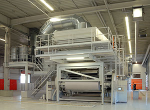 Arbeitet mittlerweile im 3-Schichtbetrieb: Die Flexo-Preprint-Maschine mit Arbeitsbreite von 2,80 m bei Panther Print.