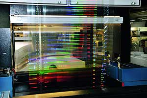 Mit dem Laser Gloss-Verfahren erstellt rlc holographische Effekte auf Verpackungsoberflächen unter Verzicht von Folienkaschierungen.