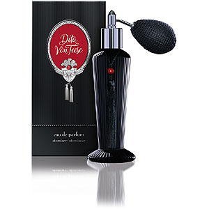 Glamour einer vergangenen Epoche: Das Parfüm „Dita Von Teese“ in der Kartonverpackung von Edelmann.