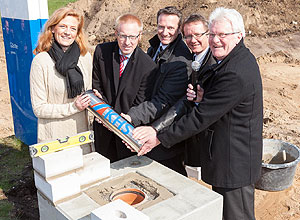 Der erste Spatenstich für den Neubau einer dritten Montagehalle am KHS Corpoplast-Standort in Hamburg ist gesetzt. Im Bild v. l. n. r.: Anke Fischer, KHS-Vorstand Finanzen & Arbeitsdirektorin; Prof. Dr. Matthias Niemeyer, KHS-Vorstandsvorsitzender; Marc Hartmann, KHS-Vorstand Produktion; Thomas Karell, Geschäftsführer KHS Corpoplast GmbH; Matthias Grunwald, Technischer Leiter  KHS Corpoplast GmbH.