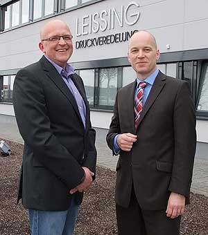 Norbert Schulz, Geschäftsführer der Leissing Druckveredelung GmbH & Co. KG (links) stimmt Volker Claus, Verkauf Bobst Group Deutschland, zu: "Mit der Expertfoil 142 verfügt Leissing Druckveredelung im europäischen Markt über ein Alleinstellungsmerkmal. Denn Verpackungsdruckereien können ihre Druckerzeugnisse künftig nicht nur im 6er-Format drucken und stanzen, sondern auch in diesem Format veredeln lassen."