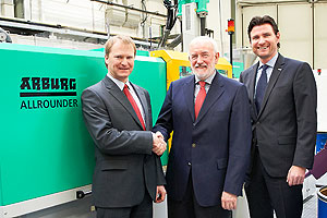 Offizielle Übergabe des Arburg-Allrounders: Dr. Ing. Thomas Walther (Arburg), Prof. Dr.-Ing. Johannes Wortberg (Universität Duisburg-Essen) und Thomas Knop (Arburg) (v.l.).