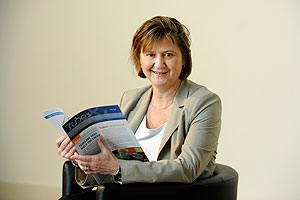 Dr. Monika Kopra-Schäfer (Linhardt) mit dem neuen etma Info-Medium "tubes & trends", das über Innovationen aus der Tubenindustrie berichtet und kostenlos unter www.etma-online.org zu beziehen ist.