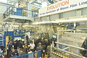 Von der DRUPA direkt zur Hausmesse von Reifenhäuser Kiefel Extrusion im Düsseldorf-nahen  Technikum in Troisdorf: Das Unternehmen verstand es,  weit über 100 Messebesucher themenübergreifend für die Blasfolienherstellung zu interessieren.
