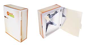 Ein Minaturkühlschrank aus metallkaschiertem Karton für gekühlte Produkte.