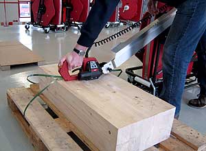 Der Gelenkkopf des neuen Triplex-Tool-Lift kann bis zu 90 Grad nach unten gebeugt werden. So können auch niedrige Paletten von oben verschweißt werden, ohne dass das Gerät aus dem ausgehängt werden muss.