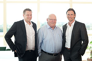 Gerald und Ralf Schubert sind zu Geschäftsführern der Gerhard Schubert GmbH bestellt worden.
V.l.n.r.: Ralf Schubert (Prokurist und verantwortlich für den Bereich Technisches Büro und Montage), Gerhard Schubert (Geschäftsführer und verantwortlich für die Bereiche Marketing und Entwicklung) und Gerald Schubert.