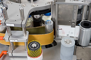 Etikettieren, ohne für Rollenwechsel oder Umbauten zu stoppen: Der neue Herma Splicer sorgt für einen stabilen, unterbrechungsfreien Produktionsbetrieb und arbeitet formatunabhängig.