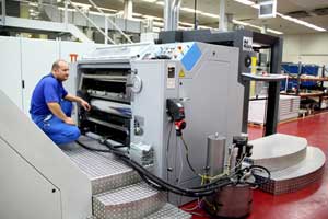Am Schweizer Standort Rickenbach hat Amcor in eine neue Bogentiefdruckmaschine 1-TBR Compact von Moog investiert.
