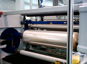 Der Midex-Dreharmwickler von Reifenhauser Cast Sheet Coating in Spezialausführung für Cast-PET-Folien.