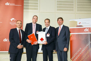 Für ihre innovative Technologie wurde die NorCell-Folie von Nordenia mit dem Deutschen Verpackungspreis 2012 ausgezeichnet. Dr. Herbert Bader (2.v.r.), Entwicklungsleiter des Nordenia-Konzerns, und Matthias Perick (2.v.l.), NorCell-Projektleiter, nahmen den Preis von Winfried Batzke (l.), Geschäftsführer des Deutschen Verpackungsinstitutes, und Burkhard Lingenberg, Vorstand des Deutschen Verpackungsinstitutes und Beiratsvorsitzender des Deutschen Verpackungspreises, entgegen.