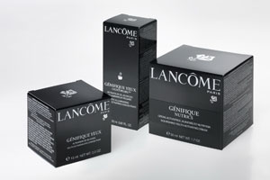 Für das Premium-Augenserum Lancôme – Génifique Yeux Light-Pearl hat Edelmann eine edle Verpackungslösung realisiert: Die elegante, grau-weiße Faltschachtel wurde in einem ersten Schritt durch Glanzlack veredelt und zusätzlich mit einer Hochprägung versehen. Als Highlight und Eyecatcher wurde ein auf PET-silberfolienkaschiertem Karton gravierter, dreidimensionaler Tropfen aufgebracht.