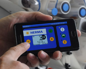 Über eine spezielle App lassen sich Herma Etikettierer inzwischen mit dem Smartphone steuern, was vor allem in der Reinraumproduktion geschätzt wird.