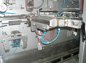 Blick in die geöffnete Quersiegelstation einer Rovema Schlauchbeutelmaschine: Dank eines neu angebotenen Nachrüstsatzes soll die Handhabung einfacher,  schneller und gefahrloser sein.