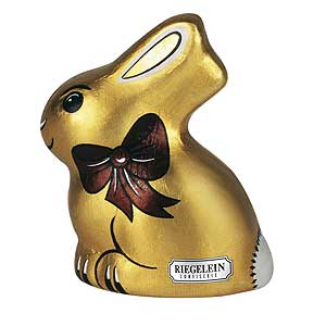 Schleife statt Glöckchen: Der sitzende Goldhase darf weiter produziert und verkauft werden, nachdem seit über einem Jahrzehnt gestritten wurde.