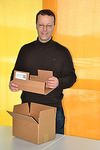Ein System aus Wellkiste und Einleger-Zuschnitt fixiert Produkte im Karton ohne Füllstoffe. Klingele Entwicklungschef Christian Hössle demonstriert das komfortable Handling der innovativen Neuentwicklung.