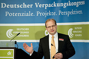 Thomas Reiner, Vorstandsvorsitzender des dvi und Geschäftsführer der Berndt+Partner GmbH empfiehlt, den Schwerpunkt bei der Verpackungsentwicklung nicht auf Polymere und Maschinen zu legen, sondern auf die Emotionen und Bedürfnissen der Konsumenten.