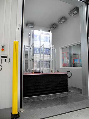 Der Vertical Vibration Table ist in einer Klimakammer installiert, um vertikale Erschütterungen und durch ein weiteres Modul auch Kipp- und Neigungsbewegungen präzise zu simulieren. Die Klimakammer bildet Temperaturen von -25 °C bis +85 °C sowie Luftfeuchtigkeiten von 15% bis 98% ab.