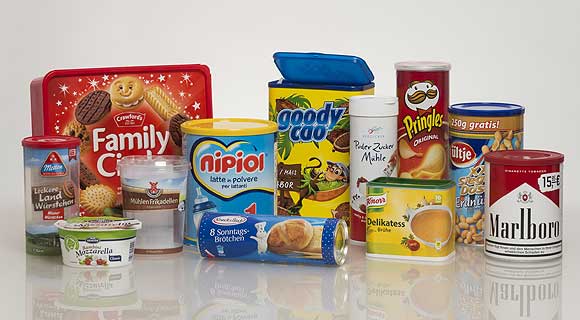 Weidenhammer UK startete im Herbst die Produktion von hochdekorierten Kunststoffverpackungen außerhalb Deutschlands. Erster britischer Kunde ist United Biscuits, für die am nordenglischen Standort Bradford im In-Mould Labelling (IML)-Verfahren eine Keksdose für Gebäck der Marke „Family Circle“ hergestellt wird (hinten links). Sorgen bereitet derzeit vor allem der Kommissionsentwurf zur Novellierung der Europäischen Tabakproduktrichtlinie (TPD2). Dieser schließt in seiner vorliegenden Form Kombidosen als Verpackung von Feinschnitttabak aus, was erhebliche Konsequenzen für das Kombidosengeschäft hätte.