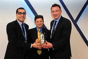 Feierliche Preisverleihung in Hertfordshire nahe London (von links): Aziz Mabrouki (Henkel), Graham Chipchase (Rexam Vorstandsvorsitzender), Mark Sowerby (Henkel). 