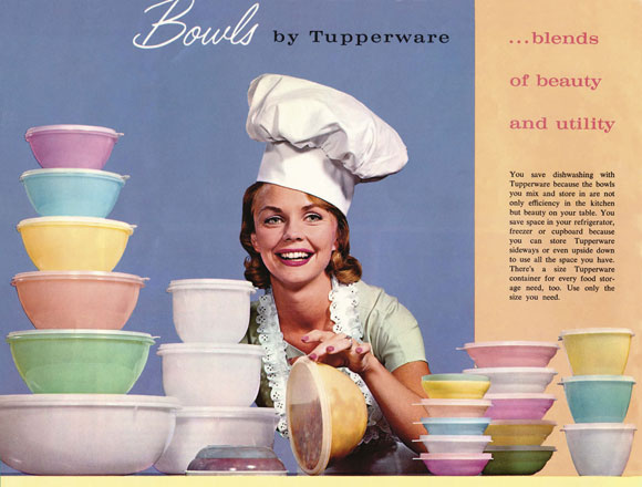 Katalog aus den 60-er Jahren: Die praktischen Kunststoffprodukte von Tupperware für Küche, Haushalt und den Wohnbereich erzählen Alltagsgeschichte im Museum.