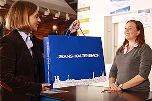 Das Motiv der Tragetasche zeigt die Skyline von München, die beim Druck negativ ausgespart wurde. Das Logo wurde mit einer Blindprägung hervorgehoben und zusätzlich glänzend UV-lackiert.