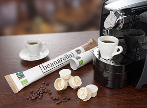 Die Swiss Coffee Company bietet Kaffee in kompostierbaren Kunststoffkapseln mit aromadichter Barriereverpackung und die dazugehörigen Kaffeemaschinen unter dem Handelsnamen beanarella an.
