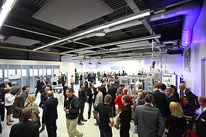 Über 100 Gäste aus dem Kreis der Kunden und Lieferanten besuchten die Hausmesse der IWK Verpackungstechnik aus Anlass des Jubiläums.