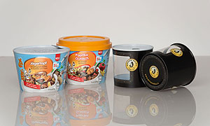 PermaSafe*+®+* Verpackungen von Weidenhammer für Fertiggerichte (links) sowie Sprotten (rechts).
