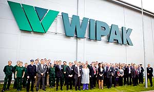 Wipak-Mitarbeiter vor dem neuen Werk in Polen.