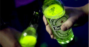 Heineken zeigt im internet ein Video von Flaschen, die zum Sound in einer
Discothek rhytmisch aufblinken.