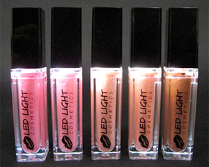 Lippenstifte mit integrierten LED-Leuchten.