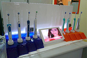 Für die Braun-Marke Oral B entstanden verschiedene interaktive Displays, die
den Shoppern aufzeigen, welches Zahnputzsystem für sie individuell am
bestehen geeignet ist.